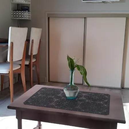 Aux Nobles Acacias Apartment